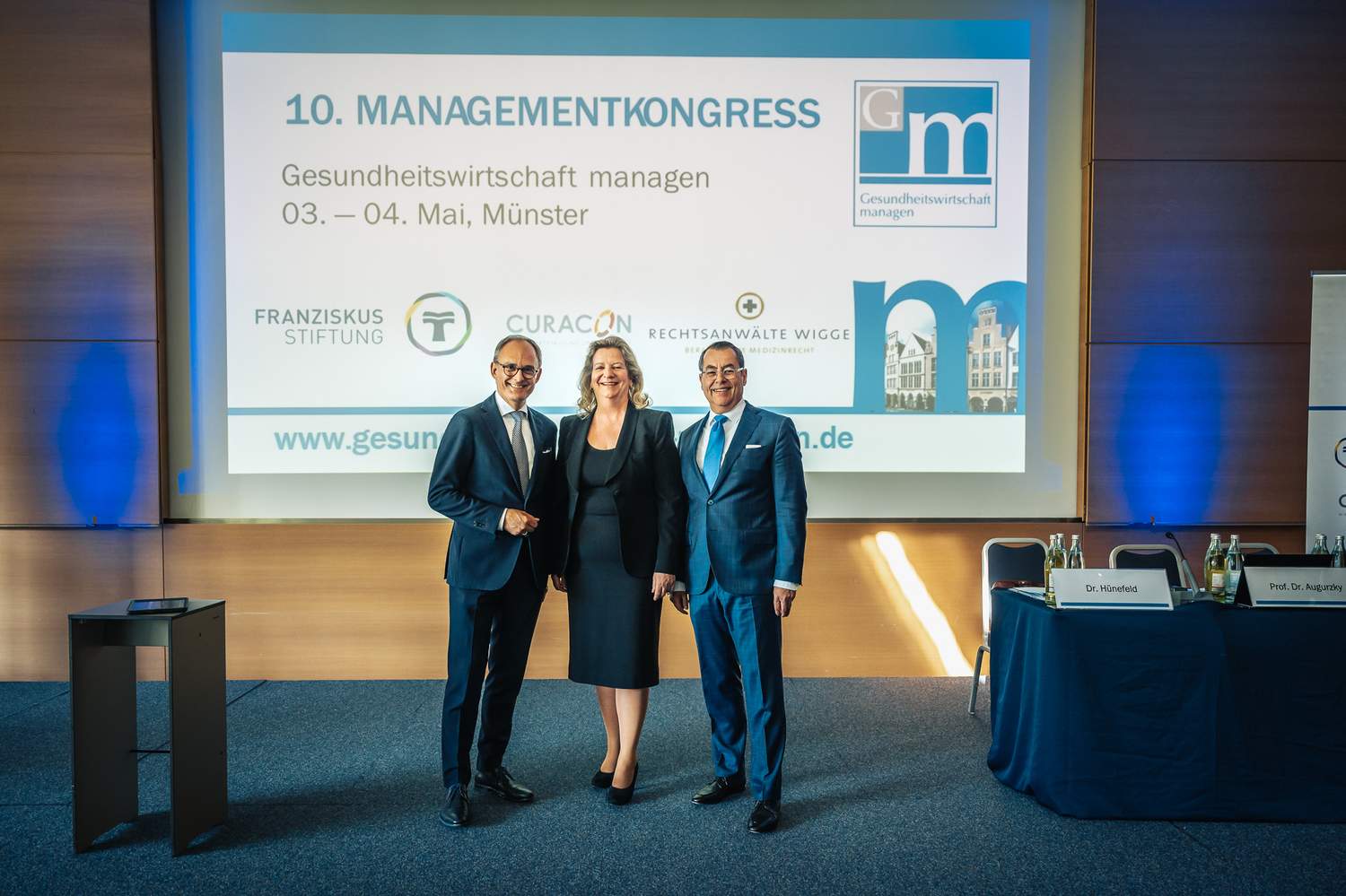 Das Kongressleitungs-Team: Dr. Daisy Hünefeld, Vorstand der St. Franziskus-Stiftung Münster, führte mit Dr. Christian Heitmann, Partner und Leiter des Geschäftsbereichs Unternehmensberatung der Curacon GmbH (li.), und Prof. Dr. Peter Wigge, Fachanwalt. Das Kongressleitungs-Team: Dr. Daisy Hünefeld, Vorstand der St. Franziskus-Stiftung Münster, führte mit Dr. Christian Heitmann, Partner und Leiter des Geschäftsbereichs Unternehmensberatung der Curacon GmbH (li.), und Prof. Dr. Peter Wigge, Fachanwalt für Medizinrecht (re.), durch die erfolgreiche 10. Auflage von „Gesundheitswirtschaft managen“.