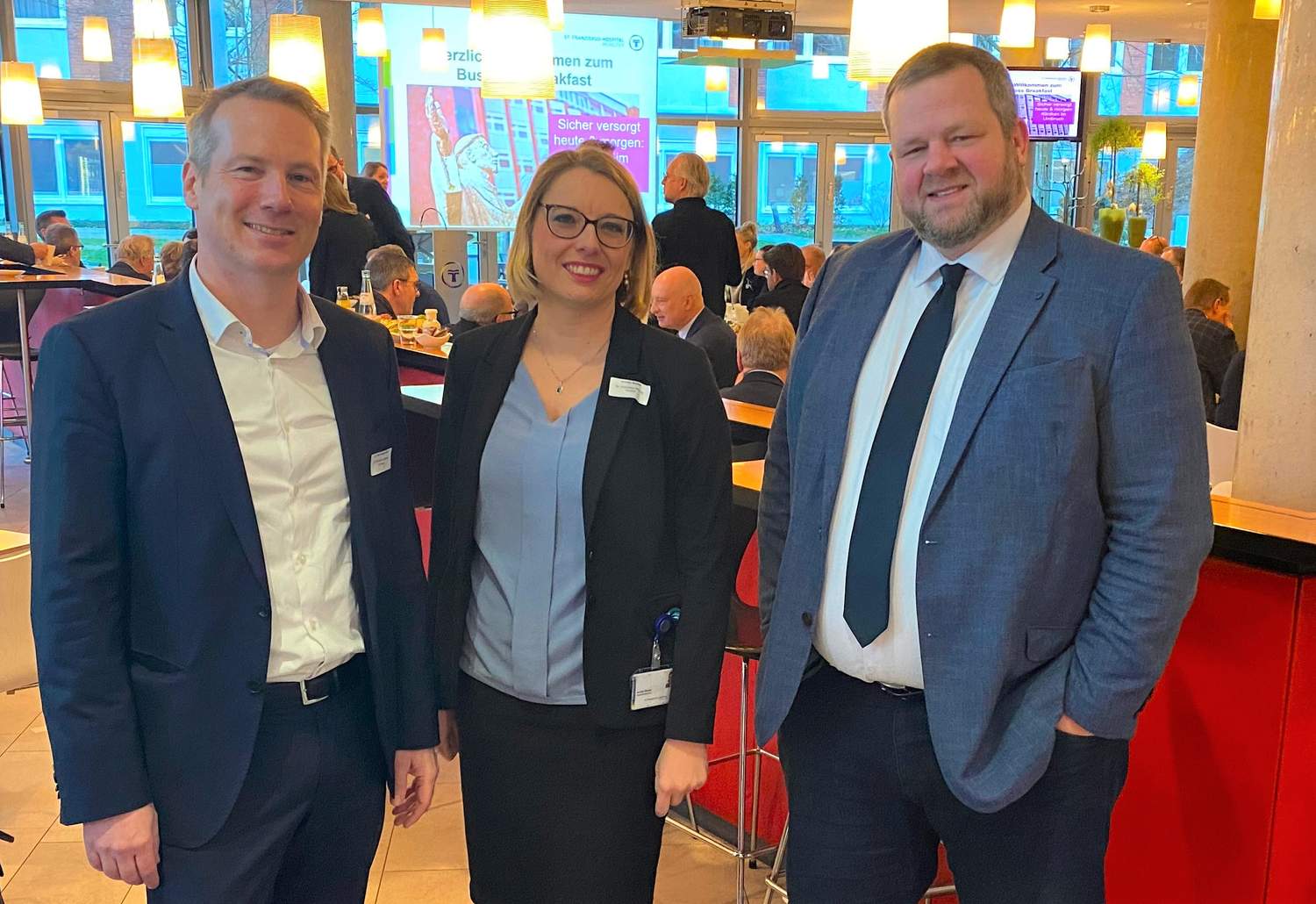 Freuten sich über ein gelungenes Business Breakfast (v.l.): Dr. Nils Brüggemann und Annika Wolter von der St. Franziskus-Stiftung und WFM-Geschäftsführer Enno Fuchs Freuten sich über ein gelungenes Business Breakfast (v.l.): Dr. Nils Brüggemann, Vorstandsvorsitzender der St. Franziskus-Stiftung, Annika Wolter, Regionalgeschäftsführerin der St. Franziskus-Stiftung und WFM-Geschäftsführer Enno Fuchs.