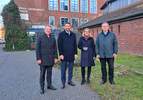 Die Projektpartner trafen sich vor Ort am künftigen Standort des Bildungs- und Begegnungs-Campus in Münster (v.l.): Dr. Nils Brüggemann (Vorstandsvorsitzender Franziskus Stiftung), Robin Denstorff (Stadtbaurat Stadt Münster), Annika Wolter (Regionalgeschäftsführerin Franziskus Stiftung für die Region Münster) und Frank Winkelmeyer (Pfarrer evangelische Erlöser-Kirchengemeinde).