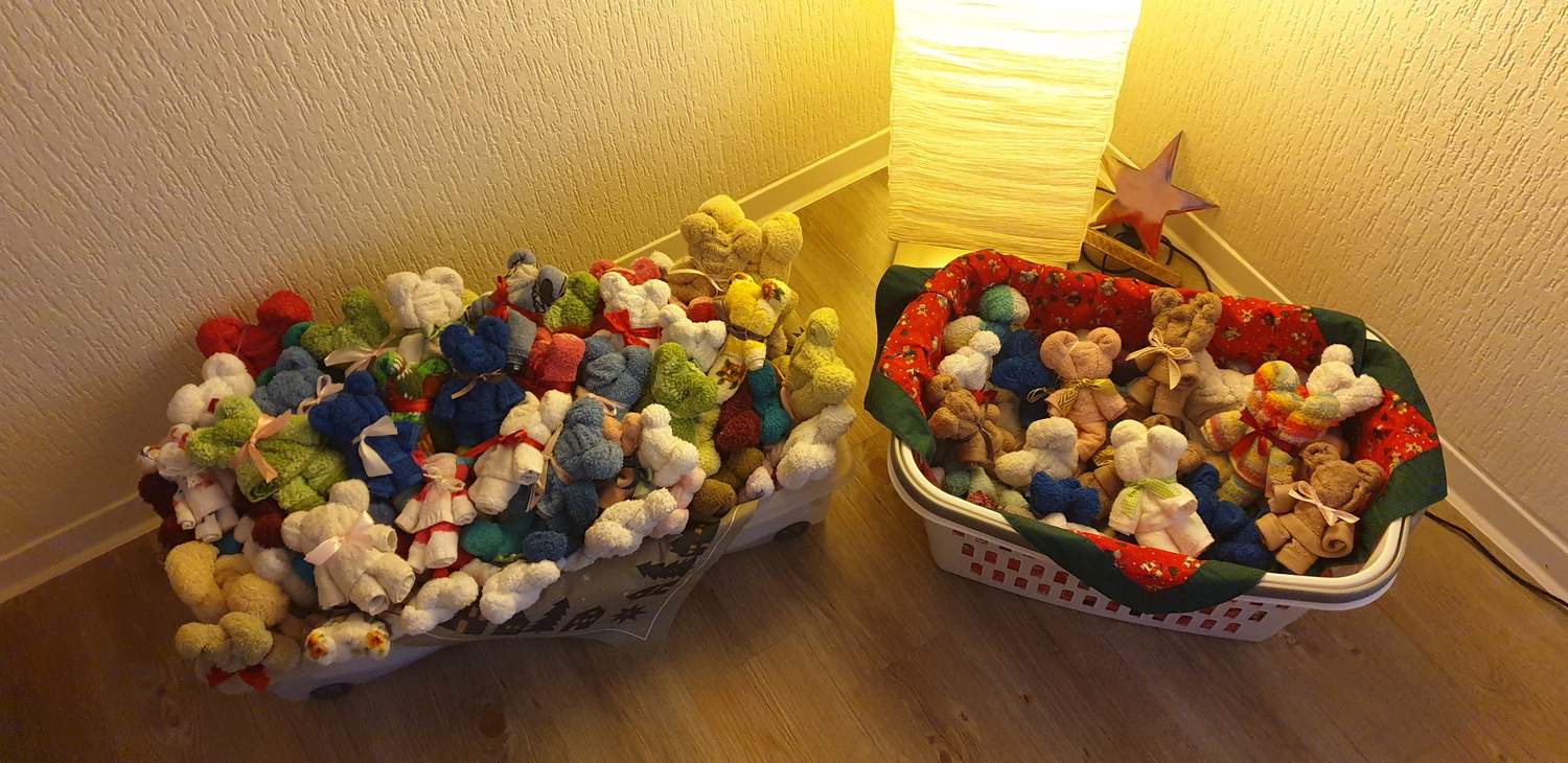 Mehr als 100 Teddybären aus Frotteetüchern stellte Luna Mackie für die Patientinnen und Patienten im Maria-Josef-Hospital in Handarbeit her. Mehr als 100 Teddybären aus Frotteetüchern stellte Luna Mackie für die Patientinnen und Patienten im Maria-Josef-Hospital in Handarbeit her.