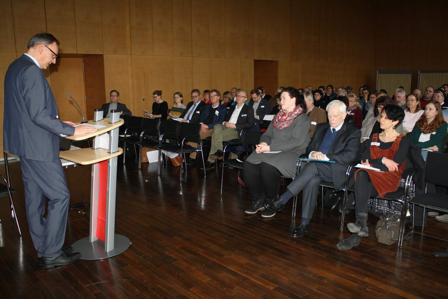 Rund 80 Teilnehmende arbeiteten beim „CiK-Forum“ zu Fragen der christlichen Identität von Krankenhäusern. Rund 80 Teilnehmende arbeiteten beim „CiK-Forum“ zu Fragen der christlichen Identität von Krankenhäusern.