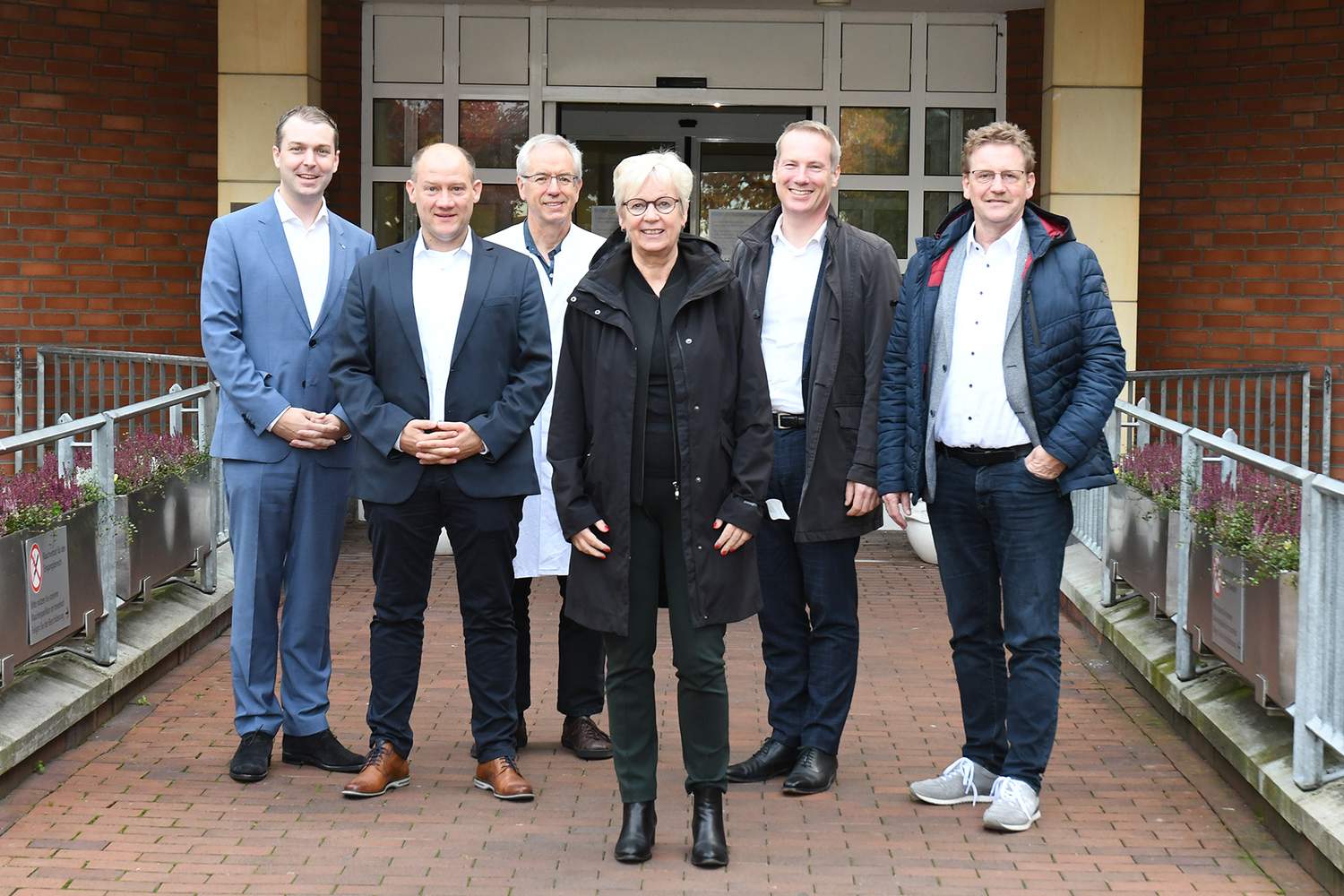 Zum Austausch über die wirtschaftliche Lage der Krankenhäuser trafen sich (v. l.): Tim Richwien, Maik Büscher, Dr. Wolfgang Kusch, Maria Klein-Schmeink MdB, Dr. Nils Brüggemann und Andreas Barthold Zum Austausch über die wirtschaftliche Lage der Krankenhäuser trafen sich (v. l.): Tim Richwien, Maik Büscher, Dr. Wolfgang Kusch, Maria Klein-Schmeink MdB, Dr. Nils Brüggemann und Andreas Barthold Zum Austausch über die wirtschaftliche Lage der Krankenhäuser trafen sich (v. l.): Tim Richwien, Maik Büscher, Dr. Wolfgang Kusch, Maria Klein-Schmeink MdB, Dr. Nils Brüggemann und Andreas Barthold