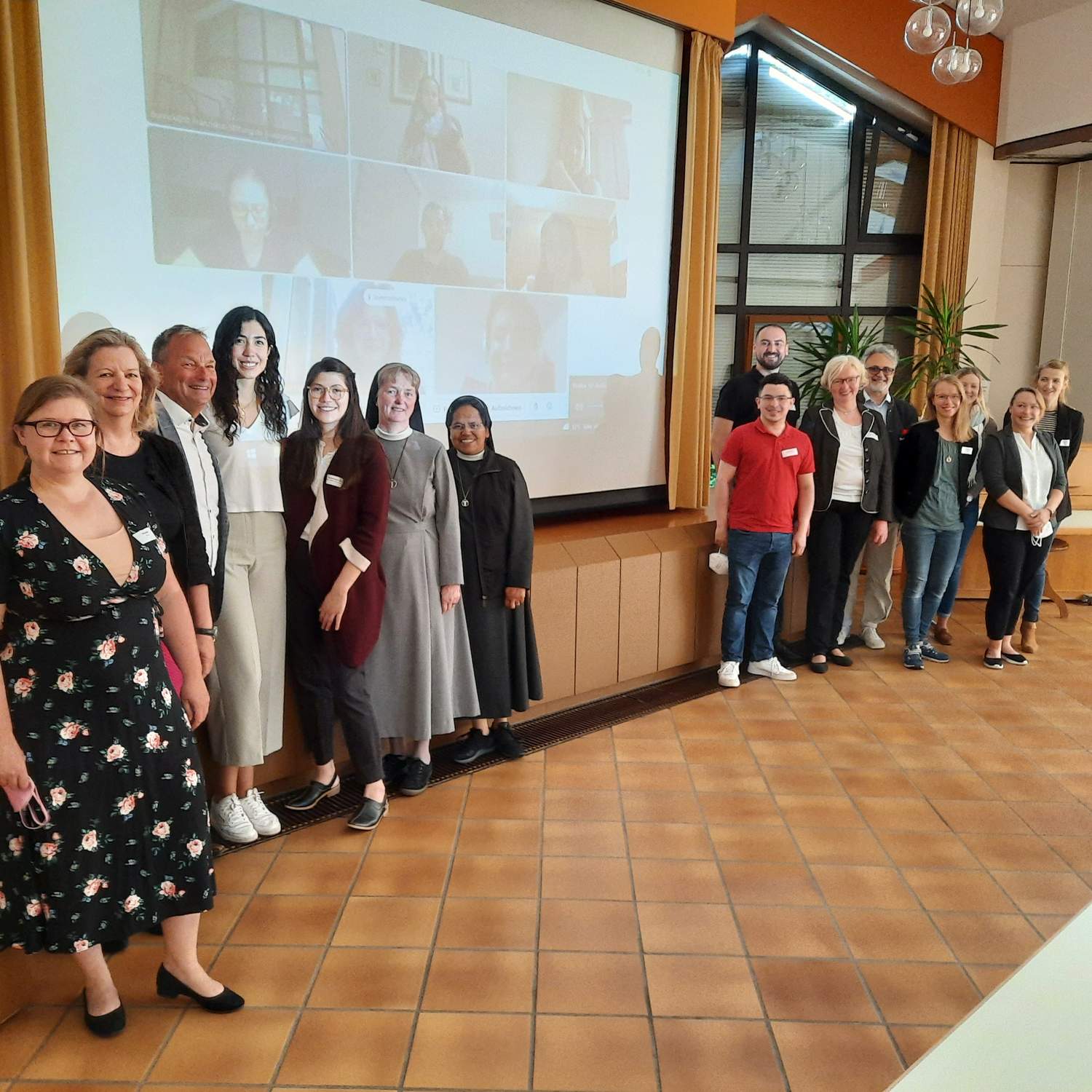 Die neuen Ärztinnen und Ärzte aus Lateinamerika wurden live und via Bildschirm im Marienhaus der Franziskus Stiftung von den Projektpartnerinnen und -partnern herzlich willkommen geheißen. Die neuen Ärztinnen und Ärzte aus Lateinamerika wurden live und via Bildschirm im Marienhaus der Franziskus Stiftung von den Projektpartnerinnen und -partnern herzlich willkommen geheißen.
