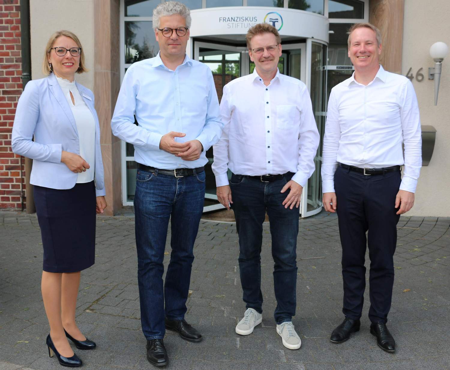 Annika Wolter, Regionalgeschäftsführerin Franziskus Stiftung, Dr. Stefan Nacke MdB, Andreas Barthold, Sprecher der Hauptgeschäftsführung Alexianer Gruppe, Dr. Nils Brüggemann, Vorstandsvorsitzender Franziskus-Stiftung. Annika Wolter, Regionalgeschäftsführerin Franziskus Stiftung, Dr. Stefan Nacke MdB, Andreas Barthold, Sprecher der Hauptgeschäftsführung Alexianer Gruppe, Dr. Nils Brüggemann, Vorstandsvorsitzender Franziskus-Stiftung.
