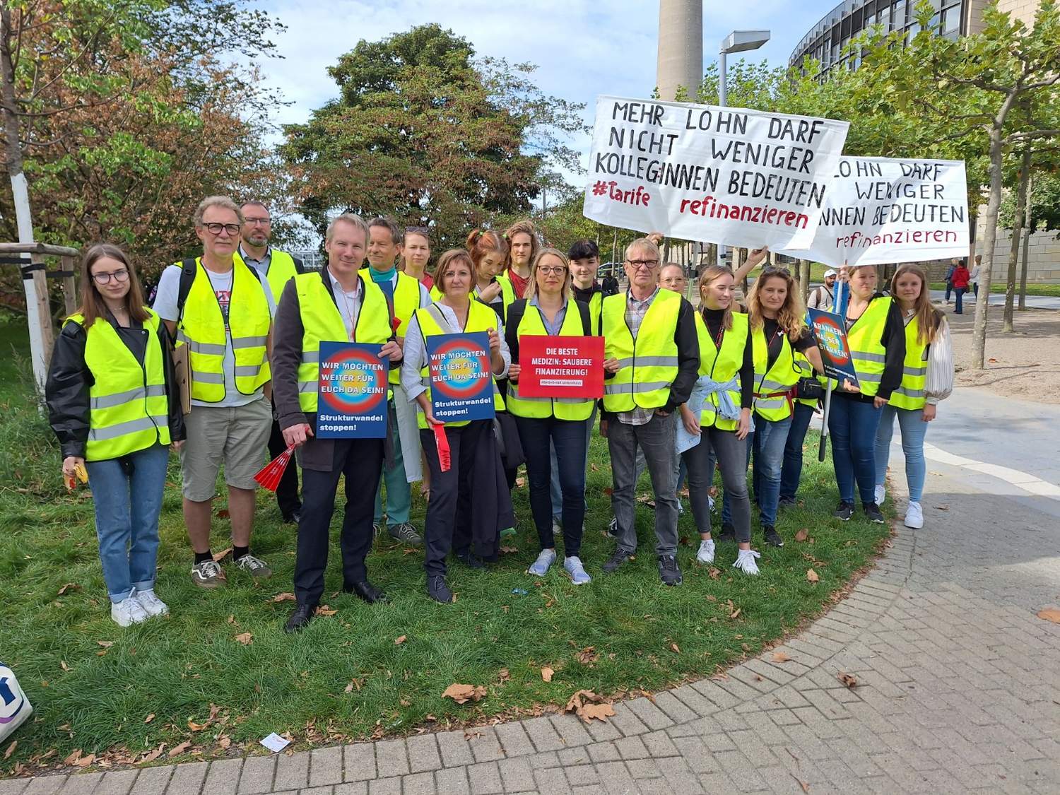 Gemeinsame Teilnahme an der Demonstration vor dem Landtag in Düsseldorf zum bundesweiten Aktionstag am 20. September 2023: Mitarbeitende aus den Einrichtungen der Franziskus Stiftung. Gemeinsame Teilnahme an der Demonstration vor dem Landtag in Düsseldorf zum bundesweiten Aktionstag am 20. September 2023: Mitarbeitende aus den Einrichtungen der Franziskus Stiftung.