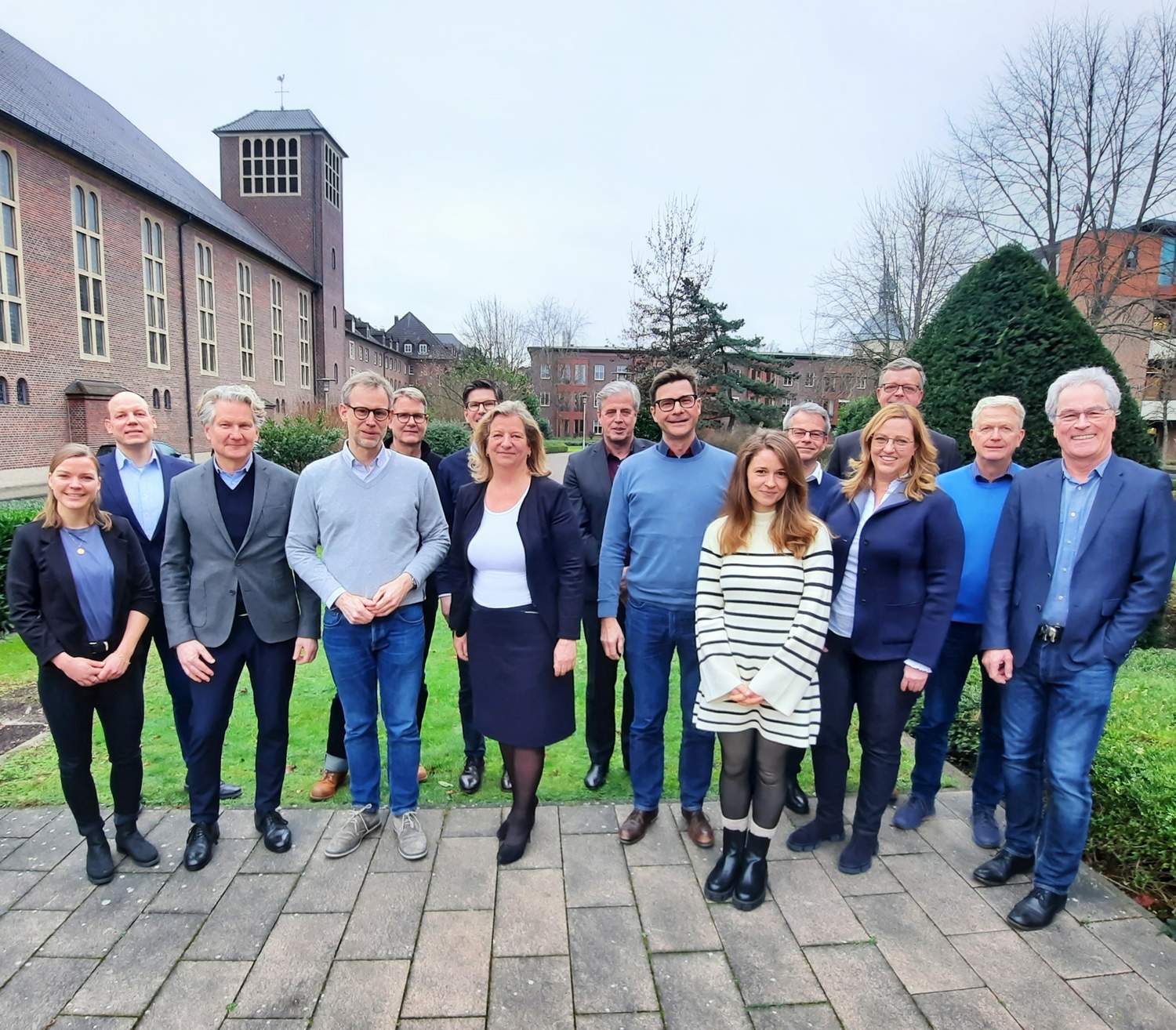 Zum Auftakt des Projektes „eliPfad“ am Studienstandort Münster trafen sich Vertreter des Gesamtprojektes auf dem Franziskus-Campus: (v. l.): Nora Wisniowski, PD Dr. med. Gerold Thölking, Dr. med. Martin Baumgärtel, Prof. Dr. med. Paul Brinkkötter, Dr. med. Martin Loyen; Philipp Potratz, Dr. med. Daisy Hünefeld, Markus Stein, Prof. Dr. med. Volker Burst, Nadine Tokarczyk, Dr. med. Marcus Ullmann, Nicole Balke, Matthias Brittner, Dr. med. Ralf Becker und Dr. med. Christian Flügel-Bleienheuft.