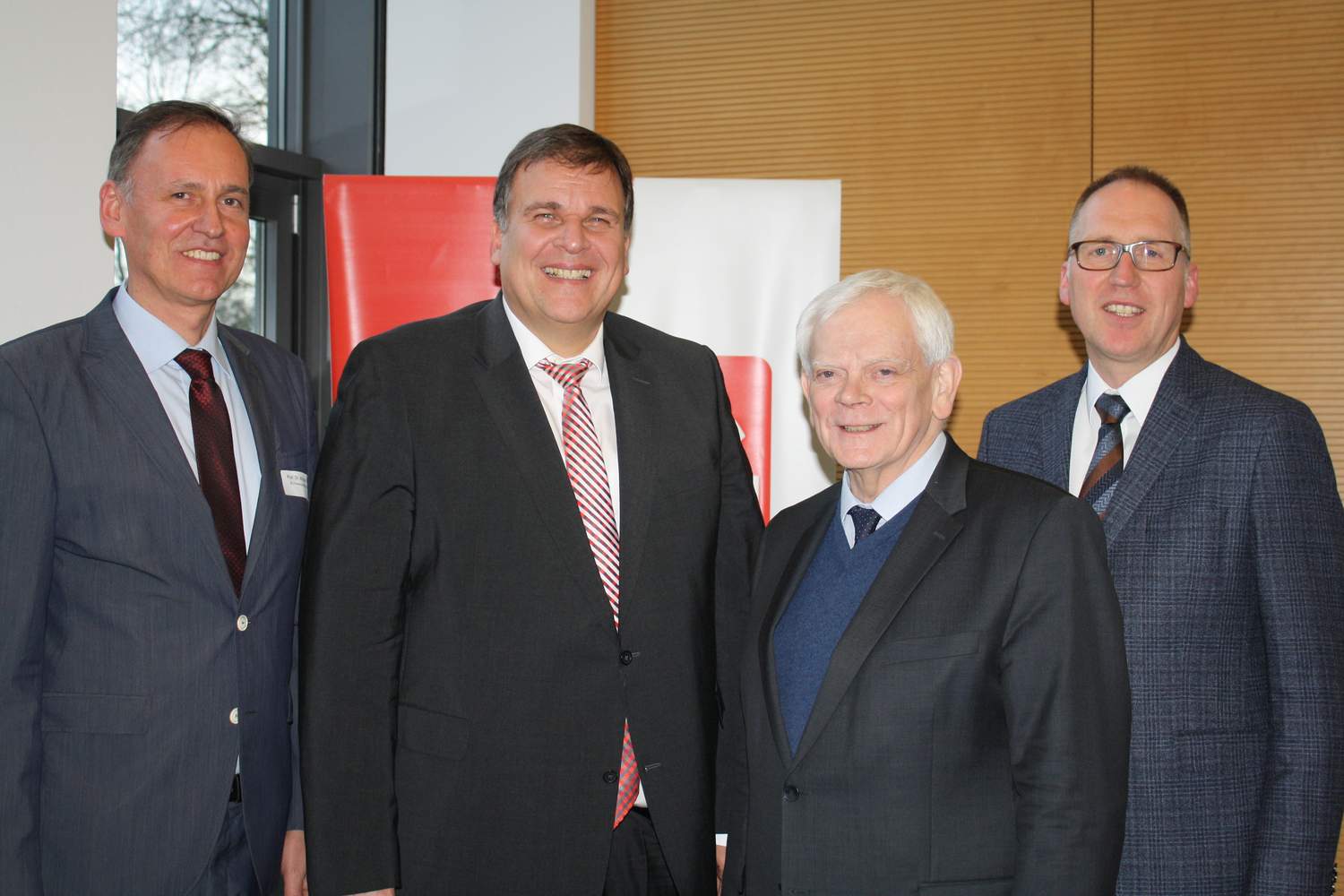 Organisatoren und Referenten des „CiK-Forums“ (v.l.): Prof. Dr. Michael Fischer, Thomas Gäde, Josef Leenders, Dr. Klaus Goedereis. Organisatoren und Referenten des „CiK-Forums“ (v.l.): Prof. Dr. Michael Fischer, Thomas Gäde, Josef Leenders, Dr. Klaus Goedereis.