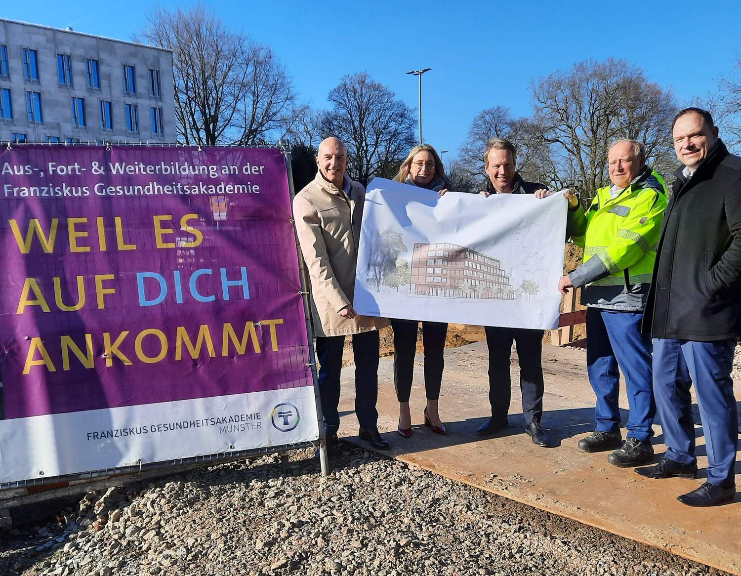 Nahmen die Baustelle und Planungen der zukünftigen Franziskus Gesundheitsakademie (FGA) in Augenschein und tauschten sich intensiv aus: Dr. Georg Lunemann (Direktor des Landschaftsverbandes Westfalen-Lippe), Julia Swienty (Kaufmännische Direktorin FGA), Dr. Nils Brüggemann (Vorstandsvorsitzender Franziskus Stiftung), Dr. Ludger Hellenthal (Kuratoriumsvorsitzender Franziskus Stiftung), Hugo Pettentrup (Referent Fundraising Franziskus Stiftung).