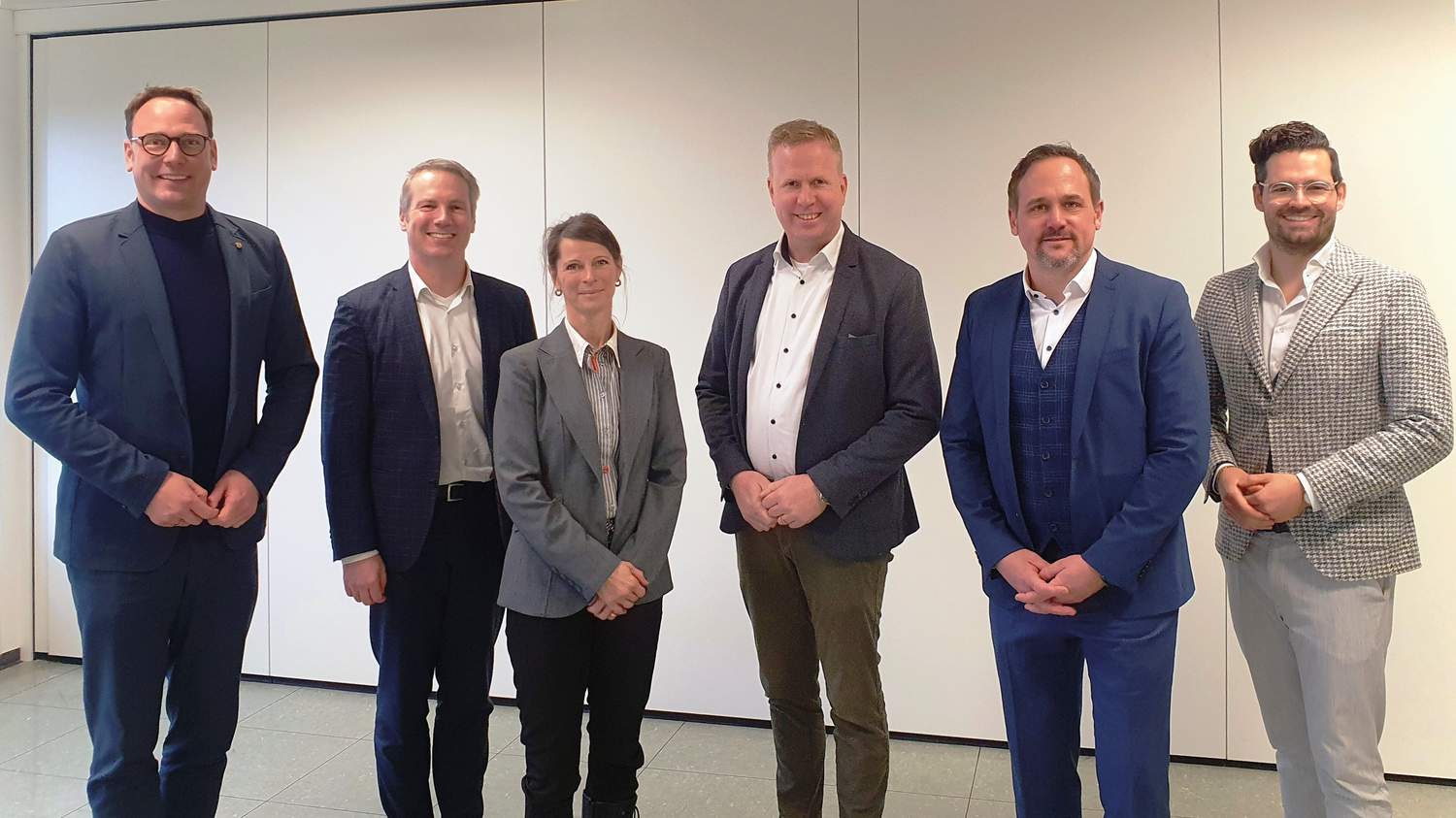 Zum Austausch über die wirtschaftliche Lage der Krankenhäuser trafen sich (v. l.): Markus Höner, Dr. Nils Brüggemann, Anja Rapos, Henning Rehbaum, Thorsten Keuschen und Florian Niermann Zum Austausch über die wirtschaftliche Lage der Krankenhäuser trafen sich (v. l.): Markus Höner, Dr. Nils Brüggemann, Anja Rapos, Henning Rehbaum, Thorsten Keuschen und Florian Niermann