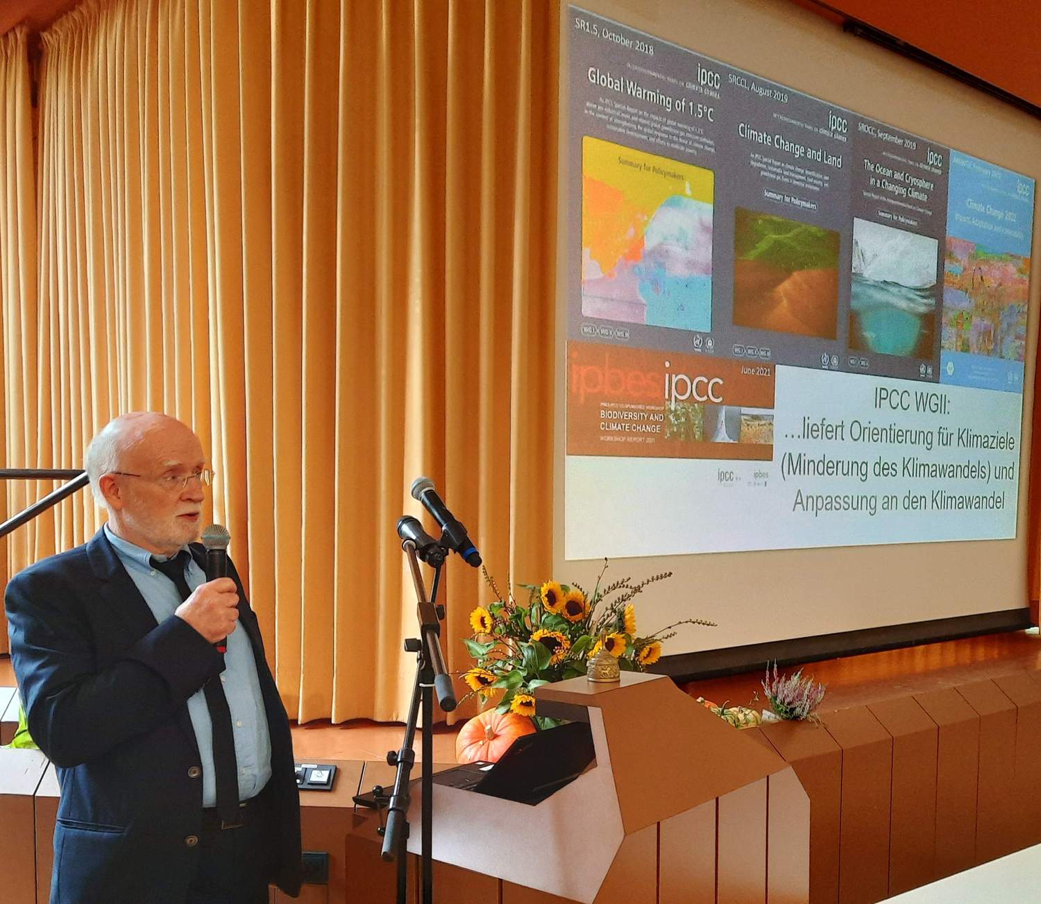 Prof. Dr. Hans-Otto Pörtner bei seinem Vortrag anlässlich des Leitbildforums. Prof. Dr. Hans-Otto Pörtner bei seinem Vortrag anlässlich des Leitbildforums.