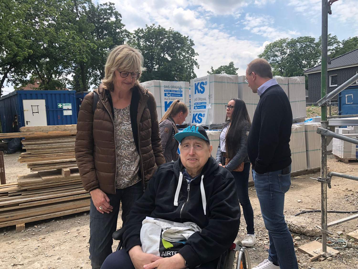 Bewohnerbeirat Willi Olie (sitzend) im Gespräch mit Mitarbeitern.