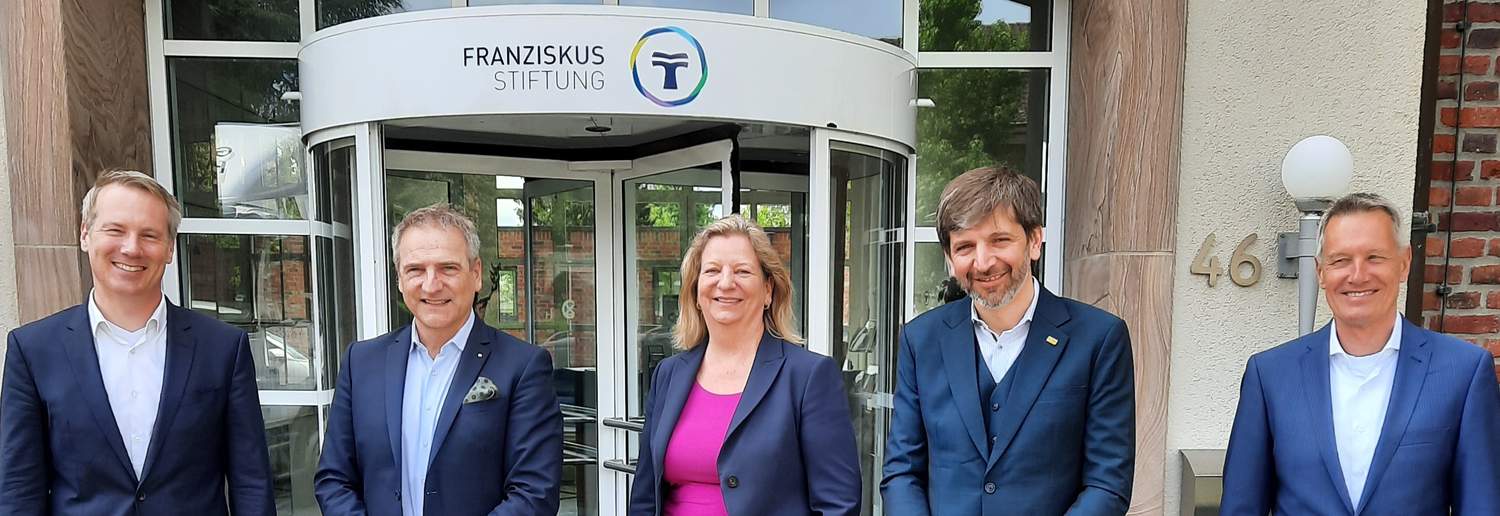 (v.l.n.r.): Dr. Nils Brüggemann (Vorstand Franziskus Stiftung), Udo Lavendel (Director Sales Deutschland, m.Doc GmbH), Dr. Daisy Hünefeld (Vorstand Franziskus Stiftung), Admir Kulin (CEO m.Doc GmbH, Köln) sowie Detlef Lübben (Geschäftsführer FACT IT). (v.l.n.r.): Dr. Nils Brüggemann (Vorstand Franziskus Stiftung), Udo Lavendel (Director Sales Deutschland, m.Doc GmbH), Dr. Daisy Hünefeld (Vorstand Franziskus Stiftung), Admir Kulin (CEO m.Doc GmbH, Köln) sowie Detlef Lübben (Geschäftsführer FACT IT) anlässlich der Vertragsunterzeichnung in Münster.