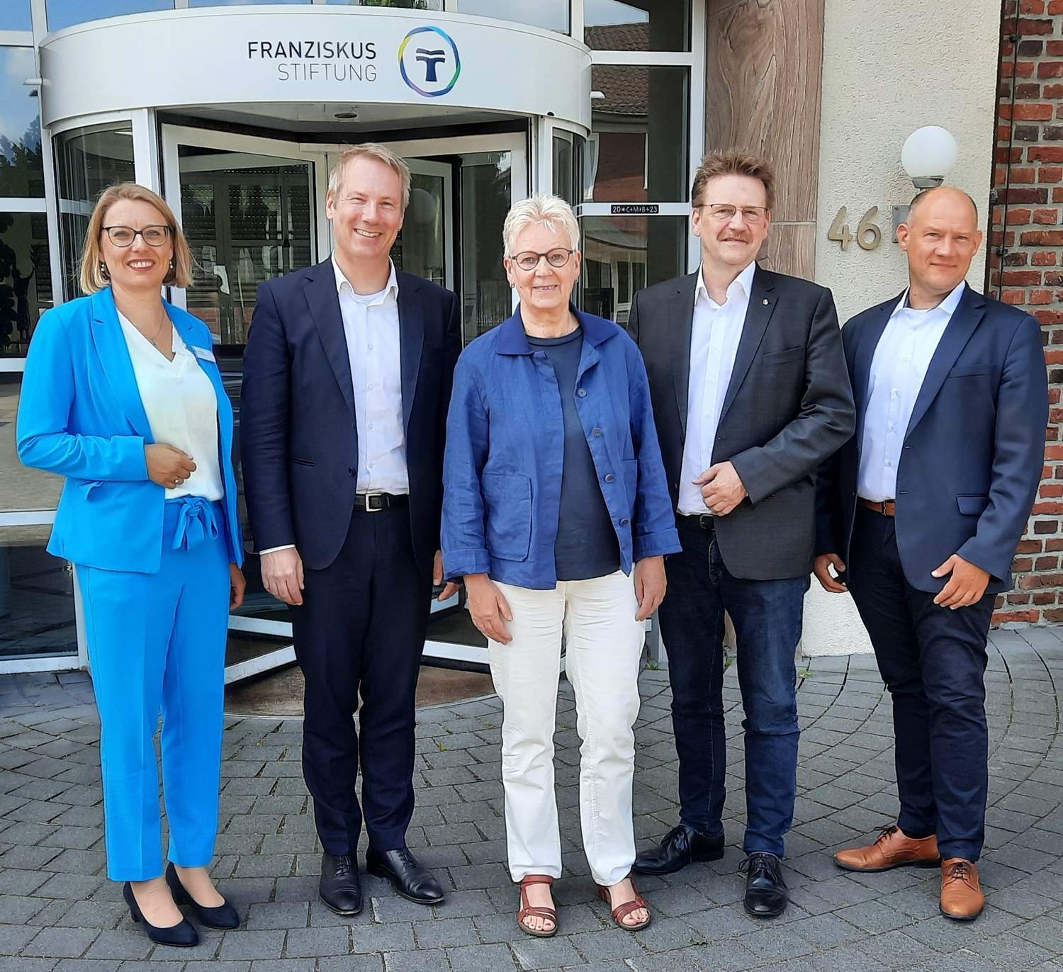 Annika Wolter, Regionalgeschäftsführerin Franziskus Stiftung, Dr. Nils Brüggemann, Vorstandsvorsitzender Franziskus Stiftung, Maria Klein-Schmeink (MdB), Andreas Barthold, Sprecher der Hauptgeschäftsführung Alexianer Gruppe, Maik Büscher, Regionalgeschäft