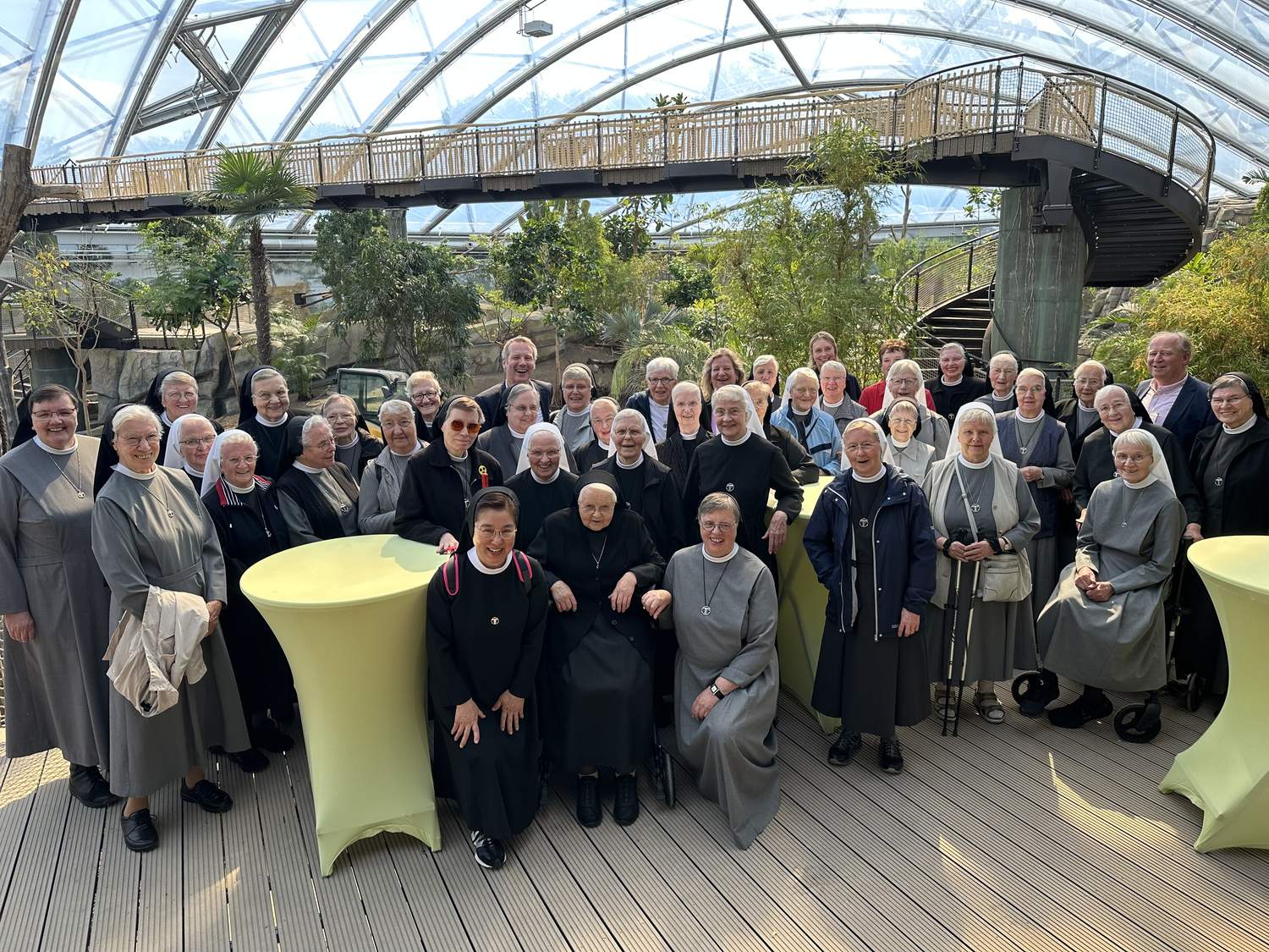 Vorab-Premiere in der Meranti-Halle Die Mauritzer Franziskanerinnen besuchten auf Einladung der St. Franziskus-Stiftung Münster gemeinsam den Zoo und die neue Meranti-Halle, begleitet wurden sie seitens der Franziskus Stiftung vom Kuratoriumsvorsitzenden Dr. Ludger Hellenthal, dem Vorstandsvorsitzenden Dr. Nils Brüggemann und Vorstand Dr. Daisy Hünefeld.