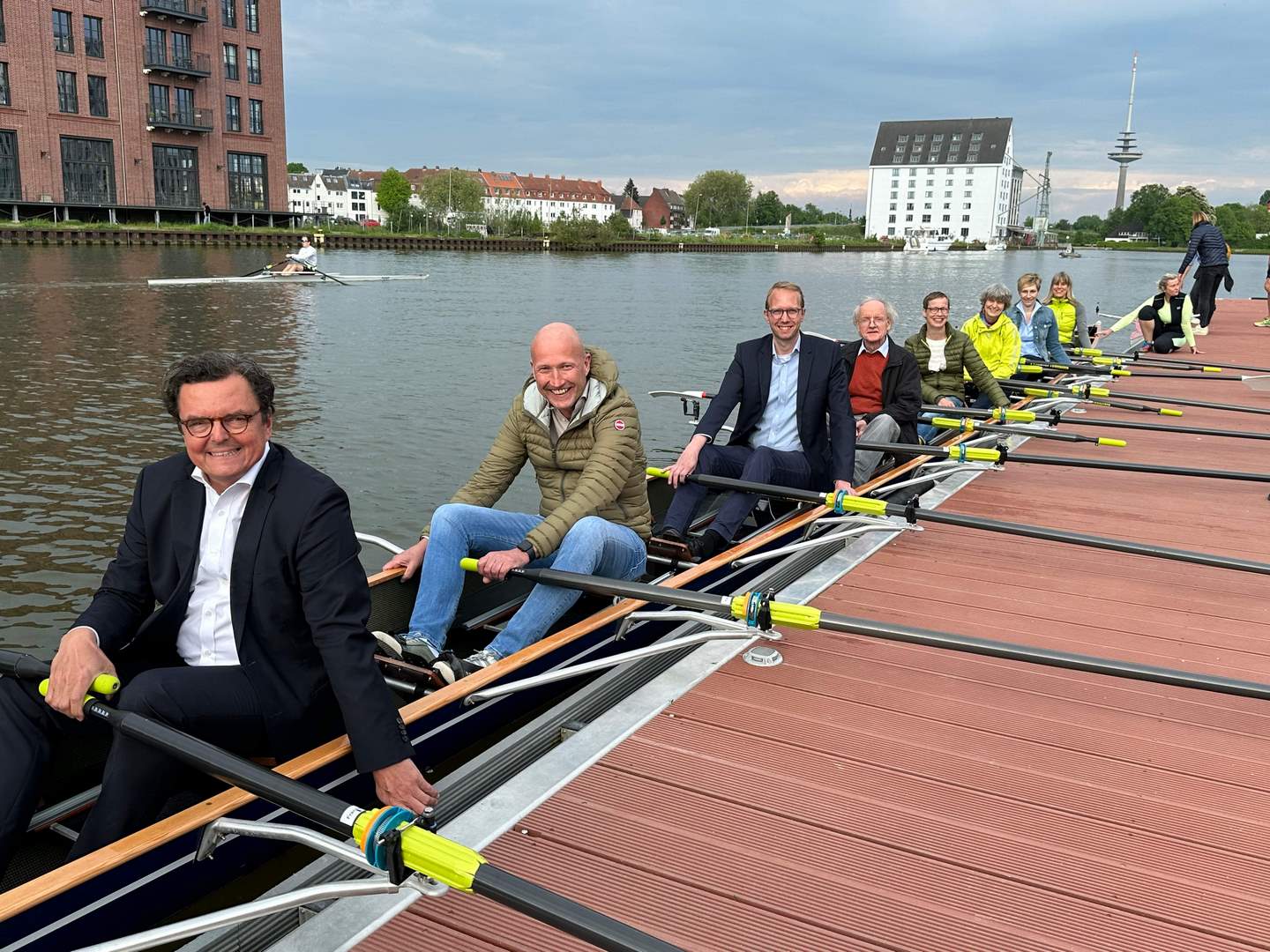 Bildunterschrift: Nahmen nach der Taufe Platz im „Franziskus-Achter“ (v.l.n.r.): Dr. Ulrich Knopp, Vorstand Franziskus Stiftung, Prof. Dr. Matthias Brüwer, Ärztlicher Direktor Franziskus Hospital, Dr. David Lewers, Kaufmännischer Direktor, Prof. Dr. Ulric