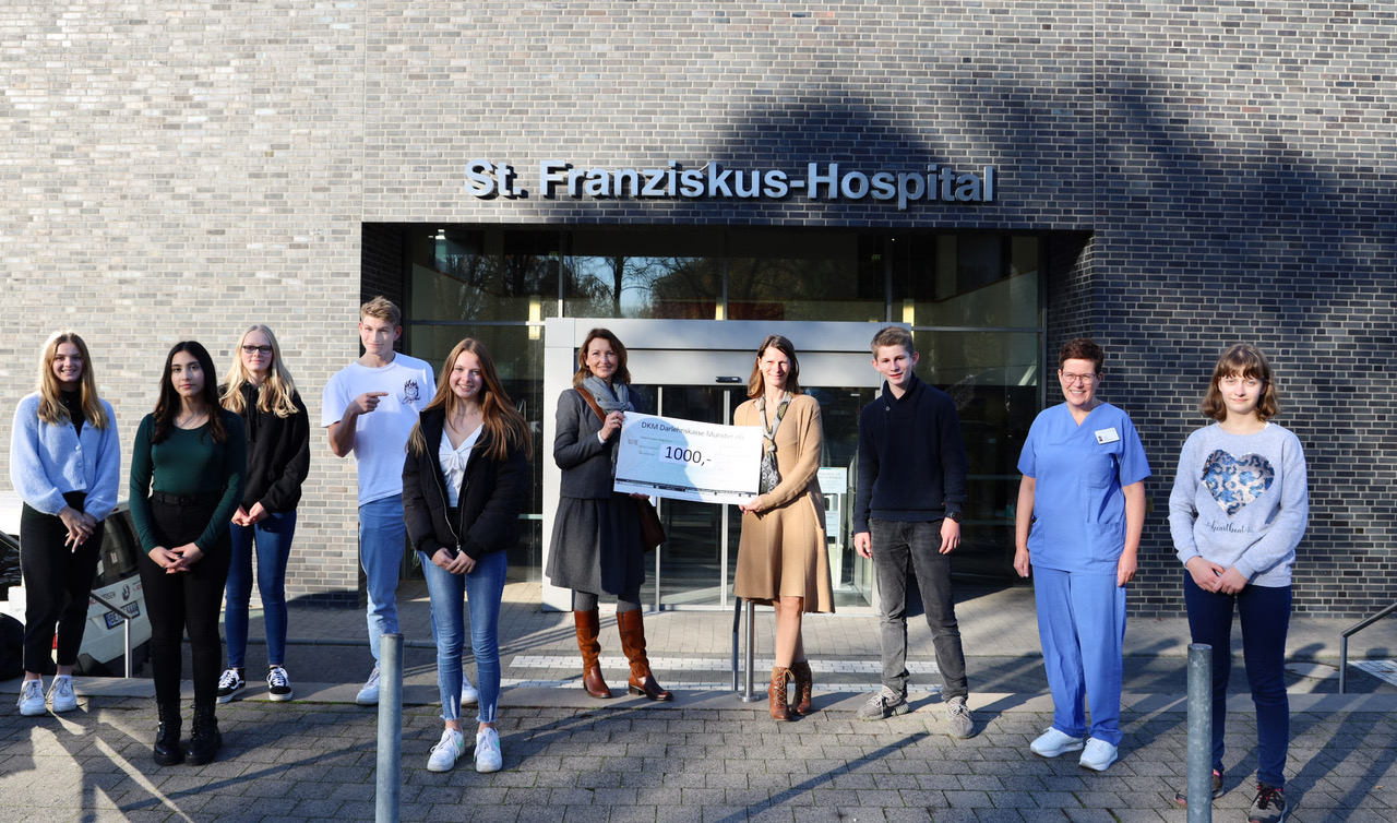 Das St. Franziskus-Hospital Ahlen gewann mit dem eingereichten Projekt „Mutmach-Tüten“ der Fritz-Winter-Gesamtschule Ahlen den diesjährigen kkvd Sozialpreis 2021. Der Preis ist mit 1000,- € dotiert und wurde nun der Fritz-Winter-Gesamtschule übergeben. Das St. Franziskus-Hospital Ahlen gewann mit dem eingereichten Projekt „Mutmach-Tüten“ der Fritz-Winter-Gesamtschule Ahlen den diesjährigen kkvd Sozialpreis 2021. Der Preis ist mit 1000,- € dotiert und wurde am Dienstag der Fritz-Winter-Gesamtschule überreicht. (v.l.n.r.) Lilli-Sophie Krampe-Hüttmann, Evelin Aksan, Vivien Halbig, Paul-Leander Quittek, Vivien Dasler, Birgit Beckmannshagen, Anja Rapos, Ben-Marten Quittek und Theresa Perk.